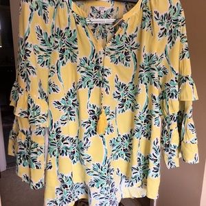 Crown & ivy tropical top With flouncy three-quarter length sleeves